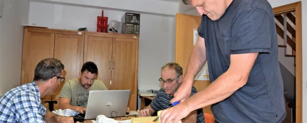 Komisija (z desne: Urban Škander, Peter Domevšček, Domen 
Černuta in Davorin Koren) je imela včeraj v Bovcu  lahko delo, saj 
so bili vsi ovčji siri vrhunske kakovosti.  