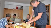 Komisija (z desne: Urban Škander, Peter Domevšček, Domen 
Černuta in Davorin Koren) je imela včeraj v Bovcu  lahko delo, saj 
so bili vsi ovčji siri vrhunske kakovosti.  