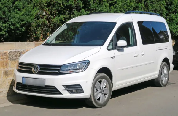 Poljak je v najetem manjšem tovornem vozilu caddy prevažal šest 
migrantov (fotografija je simbolična).