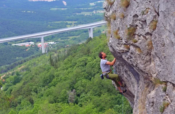 Na območju Kraškega roba bodo letos uredili 70 novih plezalnih 
smeri.