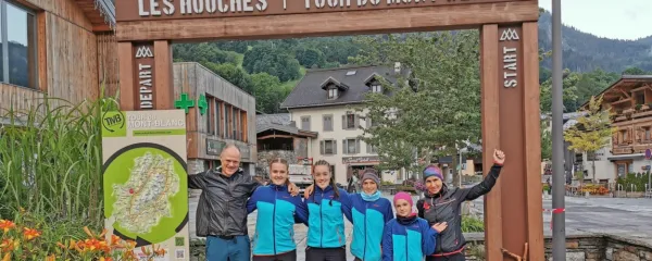 Pot okoli Mont Blanca je družina Klančnik začela v francoskem 
kraju Les Houches, 1000 metrov  visoko.
