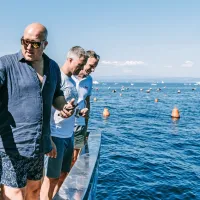 Dirkaški zvezdnik (v sredini) si je  ogledal lokacijo, kjer je peneče vino potopljeno.