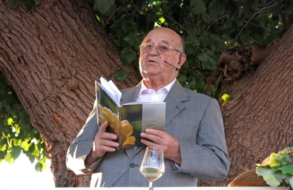Dr. Livio Jakomin je svoje pesmi prebiral na dobro obiskanem 
večeru v domačih Pobegih.