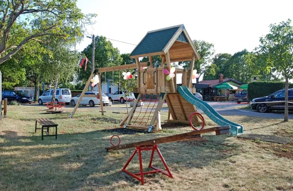 V Majcnih imajo otroci odslej na voljo zanimiva in varna igrala.