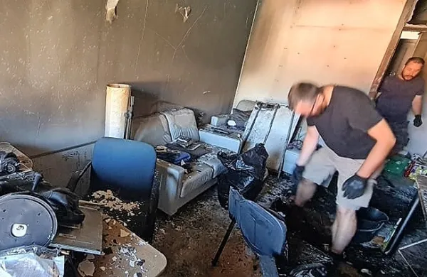 Zaradi dima in saj so prostori, v katerih je deloval Neodvisni obalni 
radio, uničeni.