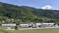Kamp stoji na državnem zemljišču tik ob izvozu z avtoceste. Predor, ki ga kopljejo turški delavci, je blizu.  