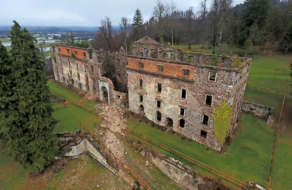 Na Zavodu za varstvo kulturne dediščine so, potem ko so varovanje dvorca Haasberg zaupali drugemu konservatorju,  spremenili mnenje, zdaj 
se pridružujejo Občini Postojna, ki želi ohraniti vhodni portal. 