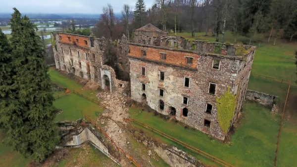 Na Zavodu za varstvo kulturne dediščine so, potem ko so varovanje dvorca Haasberg zaupali drugemu konservatorju,  spremenili mnenje, zdaj 
se pridružujejo Občini Postojna, ki želi ohraniti vhodni portal. 