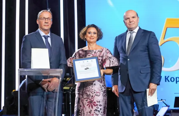 Robert Apollonio in  Mojca Petrič Bužan, odgovorna urednika italijanskega in slovenskega TV 
programa, sta za svoji redakciji prejela posebni priznanji, ki jima jih je v imenu istrskih občin izročil 
piranski župan Đenio Zadković (z leve).