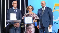 Robert Apollonio in  Mojca Petrič Bužan, odgovorna urednika italijanskega in slovenskega TV 
programa, sta za svoji redakciji prejela posebni priznanji, ki jima jih je v imenu istrskih občin izročil 
piranski župan Đenio Zadković (z leve).