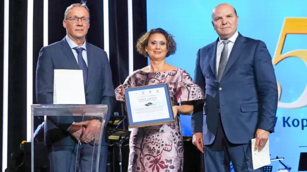 Robert Apollonio in  Mojca Petrič Bužan, odgovorna urednika italijanskega in slovenskega TV 
programa, sta za svoji redakciji prejela posebni priznanji, ki jima jih je v imenu istrskih občin izročil 
piranski župan Đenio Zadković (z leve).
