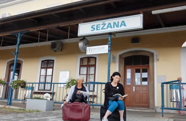 Začetek poti je železniška postaja Sežana, od koder je Srečko Kosovel odhajal na študij v Ljubljano 
in se prek nje vračal domov.