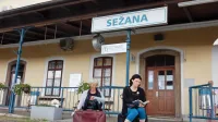 Začetek poti je železniška postaja Sežana, od koder je Srečko Kosovel odhajal na študij v Ljubljano 
in se prek nje vračal domov.