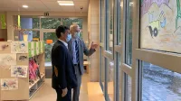 Varuh človekovih pravic Peter Svetina (levo) je skupaj s pivškim 
županom Robertom Smrdeljem obiskal tudi pivški vrtec.