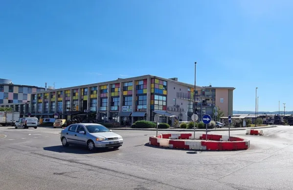 Podjetniki v objektu Čebelnjak ob Ankaranski cesti opozarjajo na težave s tovornjaki. 