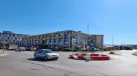 Podjetniki v objektu Čebelnjak ob Ankaranski cesti opozarjajo na težave s tovornjaki. 