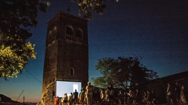 Istrske vasi ponujajo slikovite kulise za filmske predstave na 
prostem.