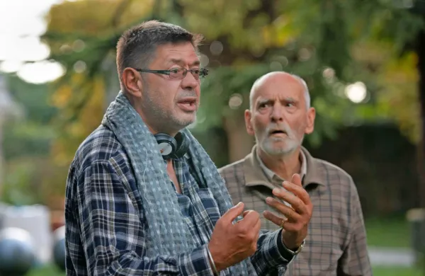 Režiser Miroslav Mandić (levo) in igralec Sandi Pavlin med snemanjem filma Sanremo. 