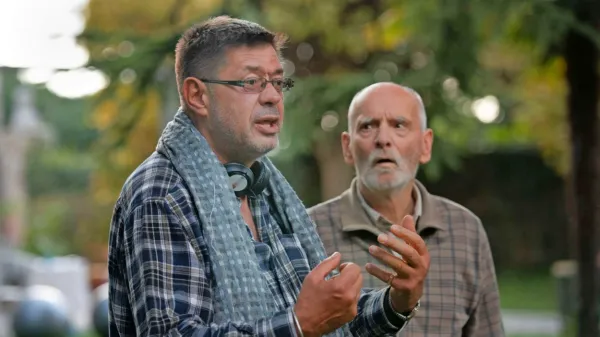 Režiser Miroslav Mandić (levo) in igralec Sandi Pavlin med snemanjem filma Sanremo. 