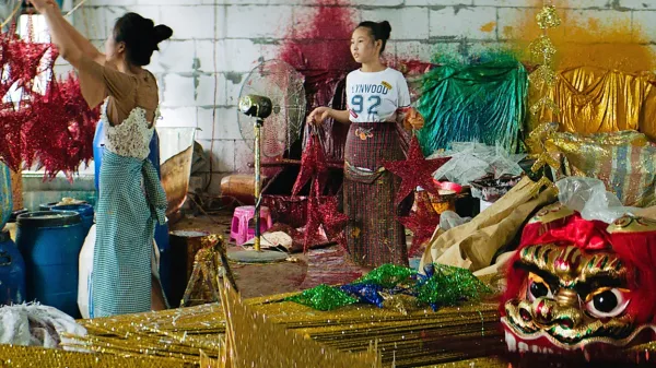 V filmu Srečen božič, Yiwu spoznamo delavce, ki proizvajajo 
božične okraske za ves svet.