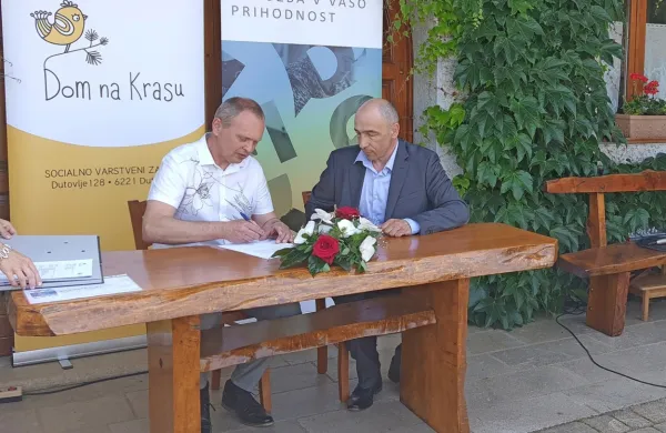 Tako je še konec junija Franko Šabec (desno) v imenu KSP 
podpisal gradbeno pogodbo z direktorjem Doma na Krasu.