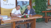 Tako je še konec junija Franko Šabec (desno) v imenu KSP 
podpisal gradbeno pogodbo z direktorjem Doma na Krasu.