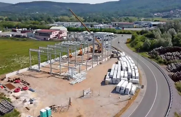 Družinsko podjetje Tom-Tech gradi novo halo  na robu Ilirske 
Bistrice, ob reki Reki in Rečici.