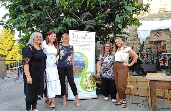 Na tradicionalni prireditvi ob izboru najboljše malvazije Bela Istrijana v Šmarjah  so minulo soboto o 
narečjih in običajih kramljale   (leve) narečna govorka s Pomjana Zvezdana Viler, povezovalka Lara 
Pirc, dialektologinja dr. Suzana Todorović, založnica Ingrid Celestina in dr. Tanja Jakomin Kocjančič, 
poznavalka kulturne dediščine, narečna govorka in sodelavka Istralekta.