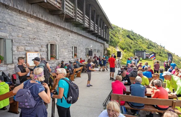 Odkritja nove plošče v spomin na poboj 21 partizanov marca 1945 
so se pridružili tudi številni planinci, ki so prišli na goro na 
tradicionalno srečanje. 