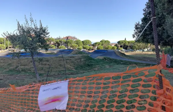 Mladež na koloparku, obdanem še z mrežo