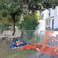 Mladež na koloparku, obdanem še z mrežo