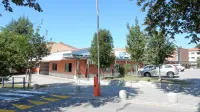 Sežanska osnovna šola vstopa v novo šolsko leto brez sveta zavoda,  za nemoten začetek pouka pa bo  
poleg v. d. ravnateljice, ki  ji  1. septembra poteče  mandat, poskrbel tudi pomočnik. 