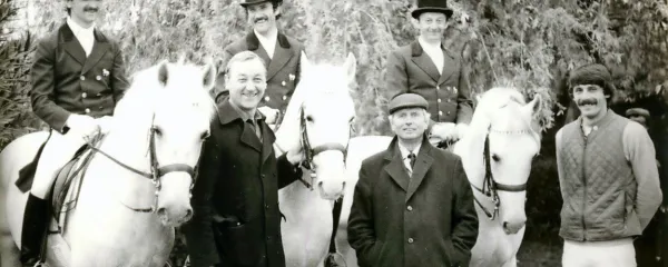Lipiška olimpijska ekipa. Na konjih (z leve) Alojz Lah, Stojan 
Moderc in Dušan Mavec. Stojijo (z leve) direktor kobilarne  Andrej 
Franetič, glavni trener Georg Wahl in Ladislav Fabris.  