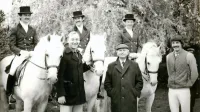 Lipiška olimpijska ekipa. Na konjih (z leve) Alojz Lah, Stojan 
Moderc in Dušan Mavec. Stojijo (z leve) direktor kobilarne  Andrej 
Franetič, glavni trener Georg Wahl in Ladislav Fabris.  
