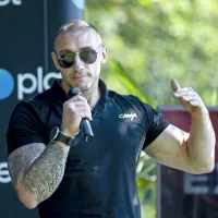  Trener borilnih veščin Denis Porčič Chorchyp je član rdeče 
ekipe.