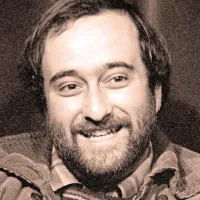 Režiser Pietro Marcello je veliko rovaril po filmskih arhivih in se 
osredotočil predvsem na zgodnje ustvarjalno obdobje Lucia 
Dalle.