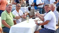 Domačini, lačni ne le finih okusov, temveč predvsem družbe, 
prijateljskih obrazov, pogovorov in smeha, so si nazdravili in 
zaželeli zdravja in sreče. 