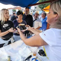 Suzana Franca iz podjetja Prosub iz širila kulturo uživanja 
klapavic, ki jih ponujajo pod imenom Okus morja. 