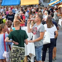 Več kot tisoč obiskovalcev se je zbralo v Dekanih, večinoma 
domačinov, ki so se družili in zaplesali še pozno v noč. 