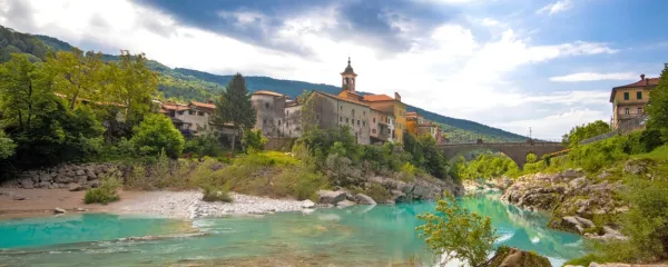 Med največje znamenitosti  Kanala nedvomno sodi  most čez  Sočo. Zgrajen je bil leta 1580 in je bil najprej lesen. Skozi leta so ga velikokrat podrli in nato ponovno popravili. Sedanja podoba je iz leta 1920.