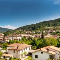 Na obeh straneh  Soče se bregovi terasasto dvigajo: na vzhodu v pobočje Banjške planote, na zahodu Kanalskega Kolovrata.