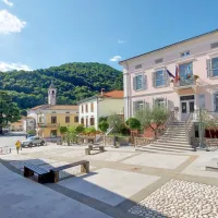  Na prenovljenem Trgu Svobode, ki je osrednji trg v Kanalu, je tudi sedež občine (desno). 