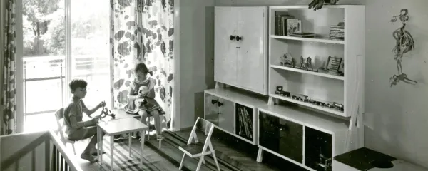 Branko Kocmut, Ivan Kocmut in Bogomir Ungar, vrstne hiše na Kosarjevi 
ulici v Mariboru (1955-56), foto: Janez 
Kališnik; zbirka MAO.   



