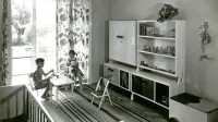 Branko Kocmut, Ivan Kocmut in Bogomir Ungar, vrstne hiše na Kosarjevi 
ulici v Mariboru (1955-56), foto: Janez 
Kališnik; zbirka MAO.   



