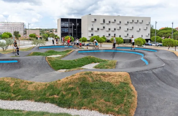 Kot edini v Istri je izolski kolopark  zelo  priljubljen. Škoda le, da ga občina ni umestila   bliže pasjemu parku in parkirišču stanovalcev.