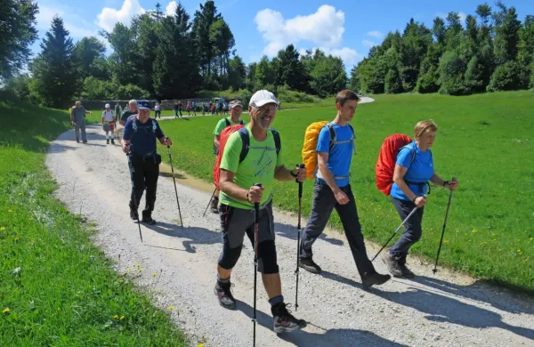Epopejski prenos stotih  ranjencev iz Franje in Pavle je z 38. 
spominskim pohodom počastilo sto udeležencev iz smeri Predmeje, Črnega Vrha in Želina.
