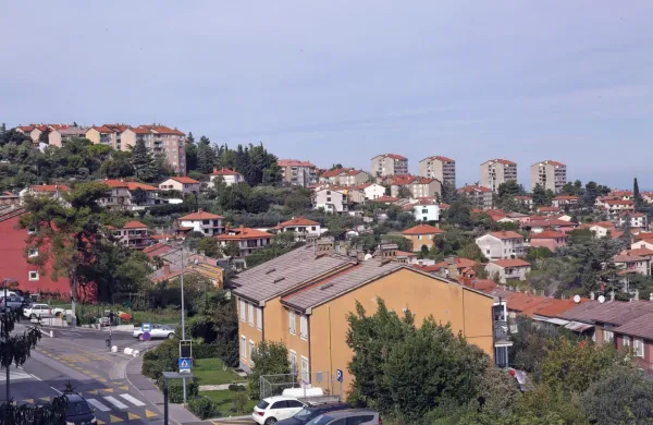 V obalnih mestih trenutno ni novogradenj, vsaj večjih ne. Vse, kar 
je bilo zgrajeno, je bilo prodano,  ali pa je v fazi gradnje.