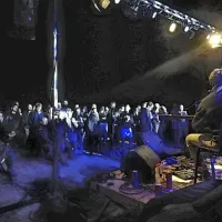 Polno prizorišče ob Hiši kulture dokazuje, da je bila postavitev Sv. 
Antona na koncertni zemljevid dobrodošla odločitev.   