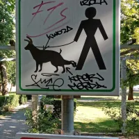 Vandali so počečkali table, koše za smeti,  prometne znake  ...