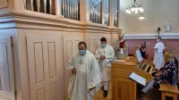 Prenovljene orgle v župnijski cerkvi sv. Petra je v soboto blagoslovil koprski škof Jurij Bizjak.